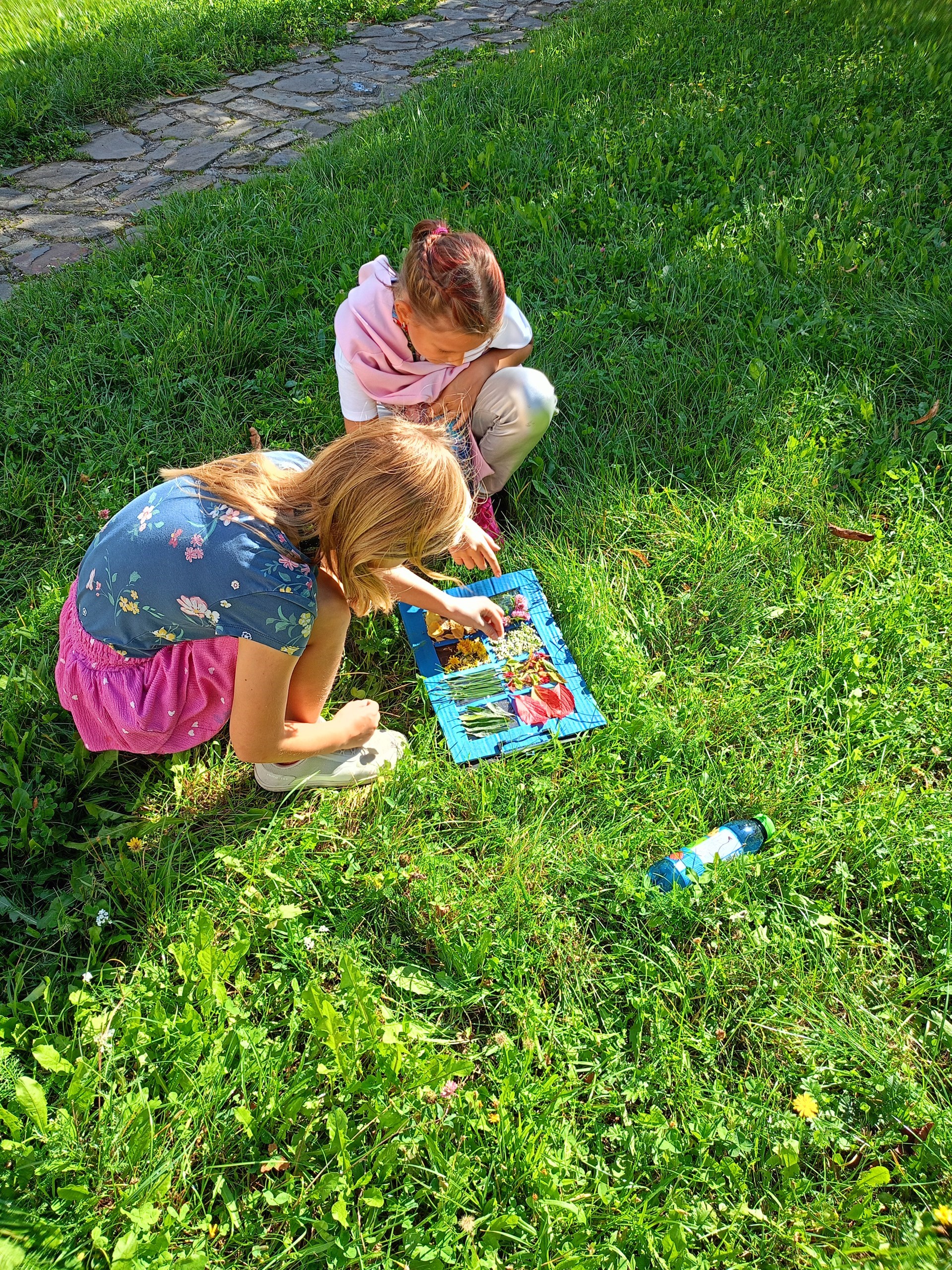 Zlomky z přírodnin a odpadového materiálu a dílna čtení ve stínu stromů