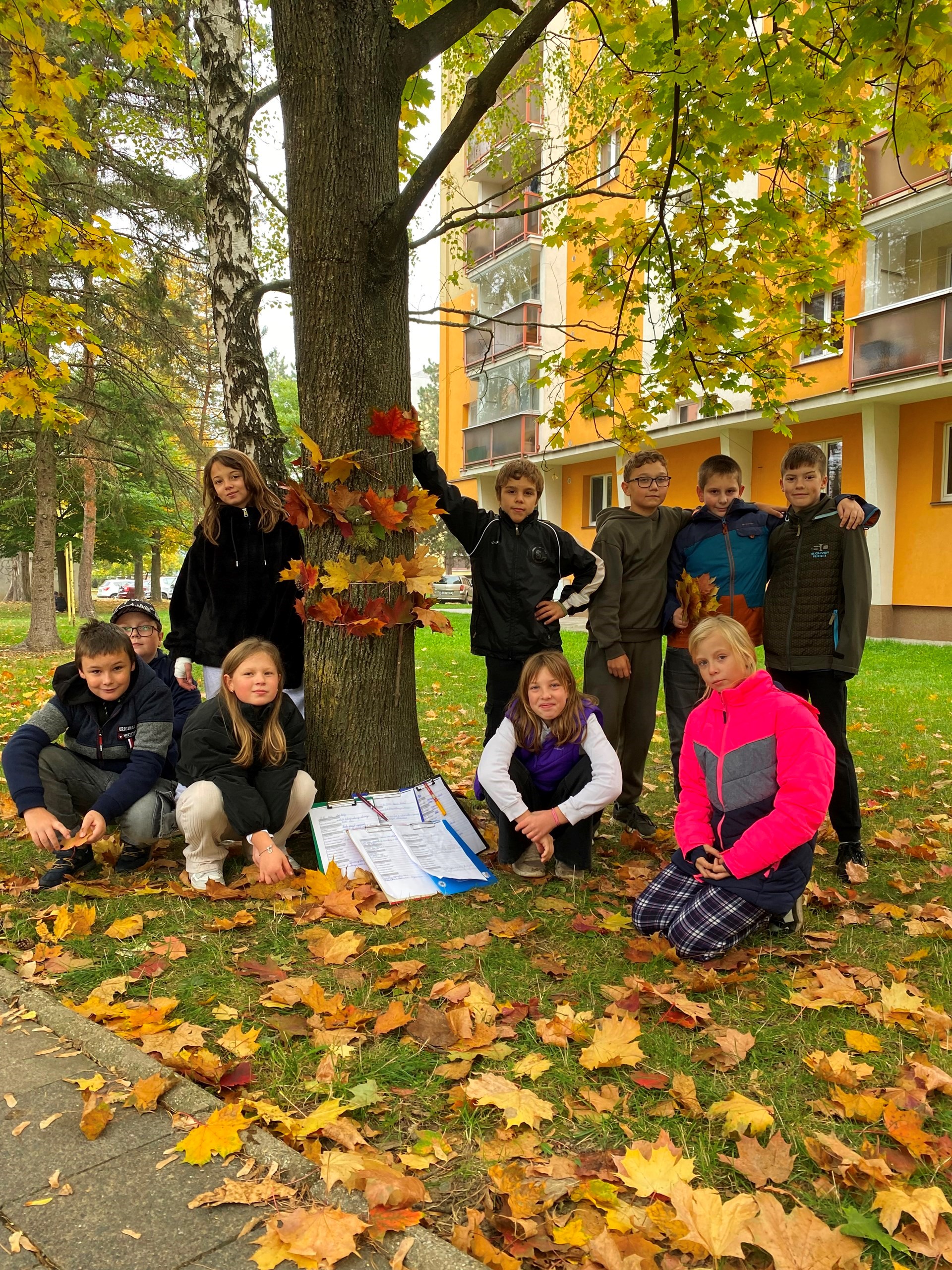 4. B si připomněla Den stromů